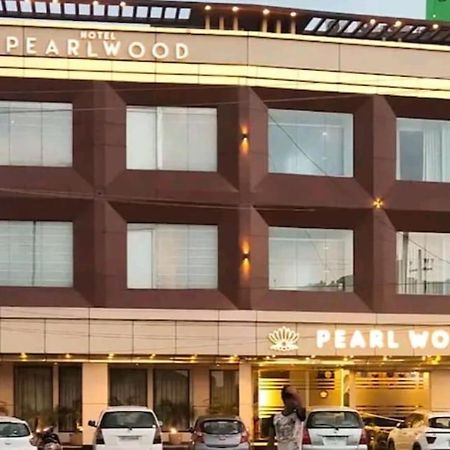 Hotel Pearl Wood Zirakpur Bagian luar foto