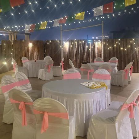 Hotel Pearl Wood Zirakpur Bagian luar foto