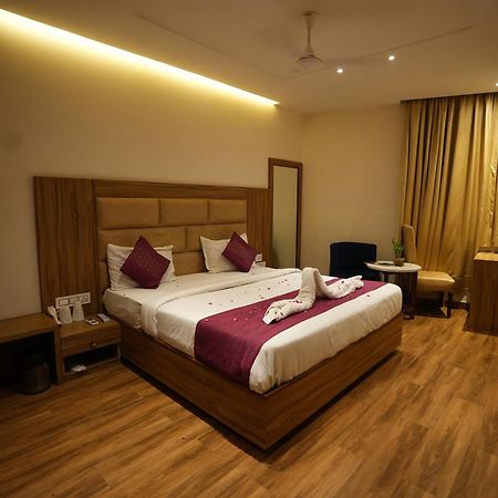 Hotel Pearl Wood Zirakpur Bagian luar foto