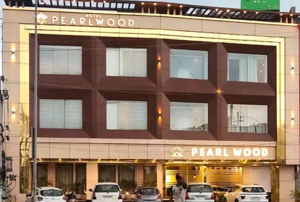 Hotel Pearl Wood Zirakpur Bagian luar foto