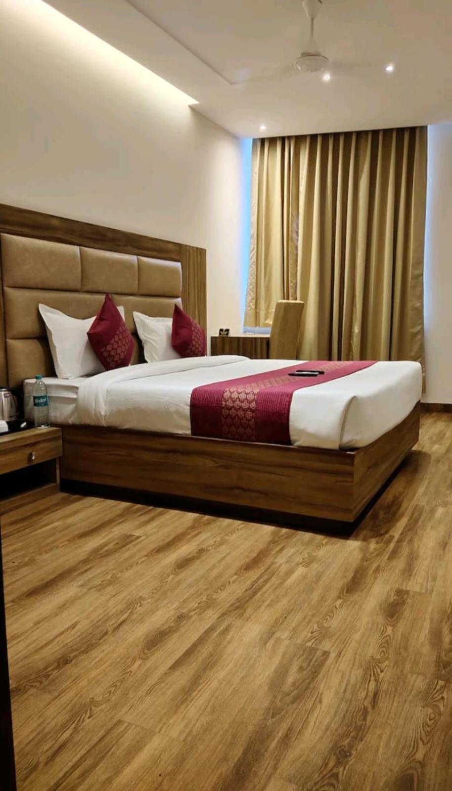Hotel Pearl Wood Zirakpur Bagian luar foto