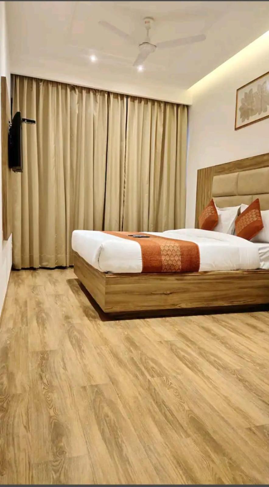 Hotel Pearl Wood Zirakpur Bagian luar foto