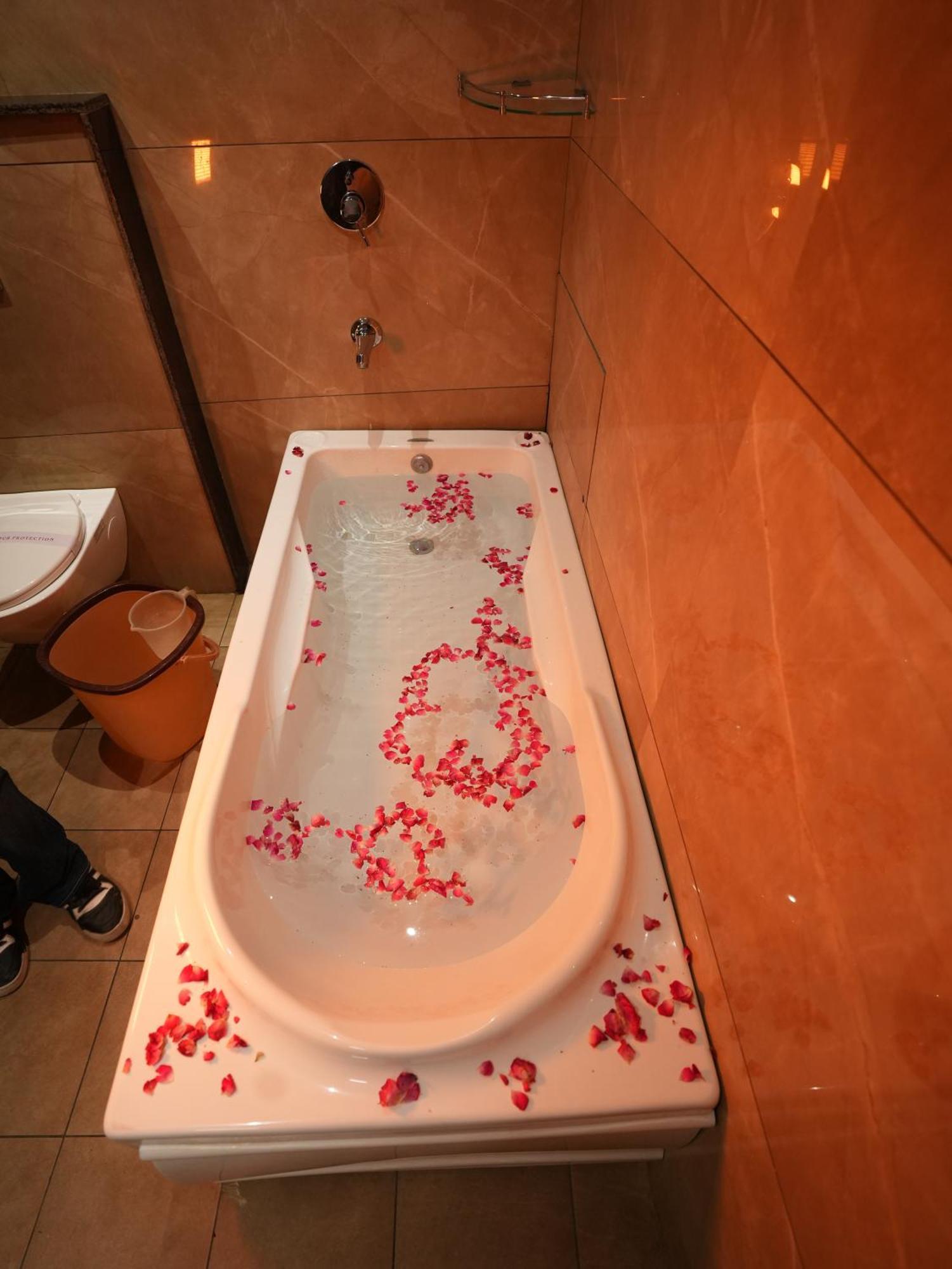 Hotel Pearl Wood Zirakpur Bagian luar foto